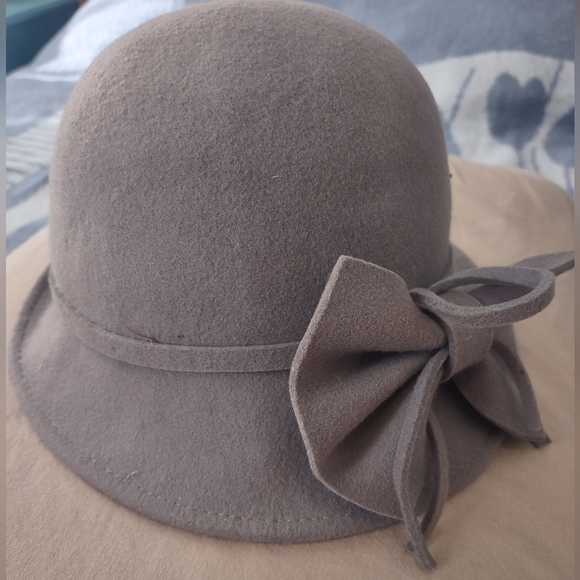 1920s Grey Felt Hat with Bow - Picture 2 of 4